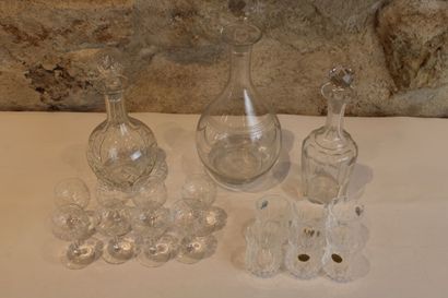 null A lot of glassware, including: 
Engraved crystal decanter with its stopper and...