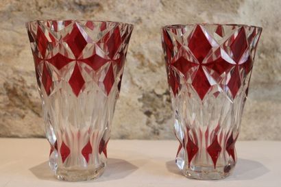 null SAINT LOUIS . Paire de vases en cristal taillé rouge et blanc. Hauteur : 20,2cm....