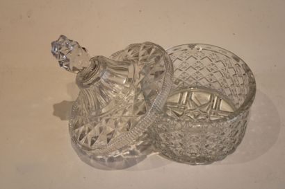 null Candy box in cut crystal with its lid. Height : 19,5cm