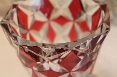 null SAINT LOUIS . Pair of red and white cut crystal vases. Height: 20,2cm. Accidents...