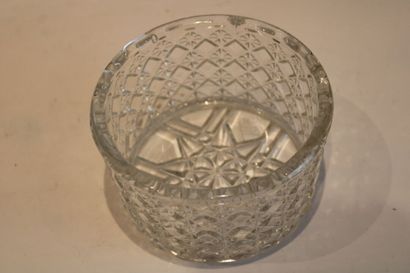 null Candy box in cut crystal with its lid. Height : 19,5cm