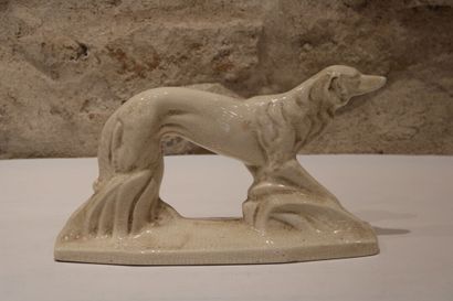 null Large cracked ceramic in the shape of a hunting dog. Length : 31cm