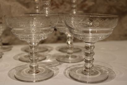 Service de verres Set of 12 engraved crystal wine glasses and 9 champagne glasses....