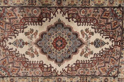 TAPIS PAKISTAN. Carpet in wool and silk threads. Size : 100 x 64cm. Good conditi...
