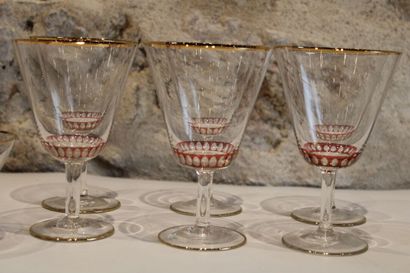 null Verres en cristal taillé comprenant 6 verres à vin, 6 coupes à champagnes, et...