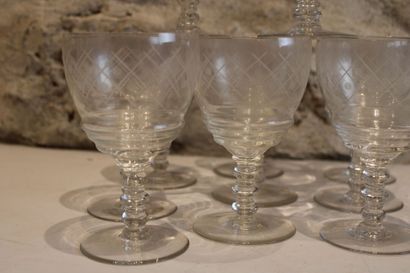 Service de verres Set of 12 engraved crystal wine glasses and 9 champagne glasses....