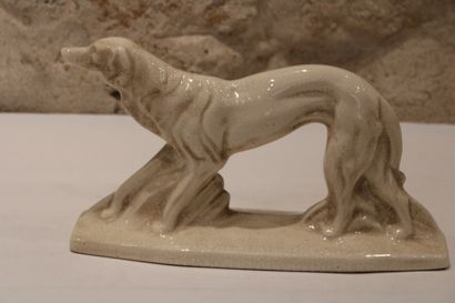 null Large cracked ceramic in the shape of a hunting dog. Length : 31cm