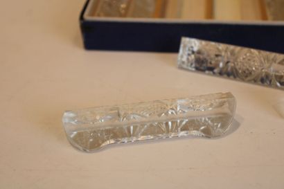 null BAYEL. Twelve cut crystal knife holders in their box. Length: 8,5cm.
Ten glass...