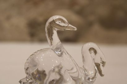 null Baguier in crystal surmounted by a couple of swans. Dimensions: 10 x 10 cm