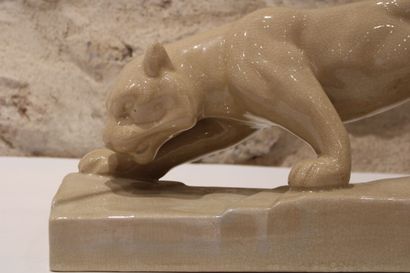 null Important ceramic sculpture representing a tiger on a base of the same color....