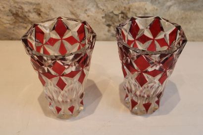 null SAINT LOUIS . Pair of red and white cut crystal vases. Height: 20,2cm. Accidents...