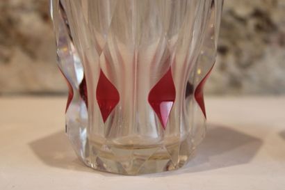null SAINT LOUIS . Paire de vases en cristal taillé rouge et blanc. Hauteur : 20,2cm....