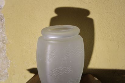 null Paloma PICASSO (1949) pour Minotaure, vase en verre givré à panse aplatie. Hauteur...