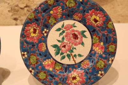 null Réunion de 7 petites assiettes en émaux à décor floral polychrome, toutes estampillées...