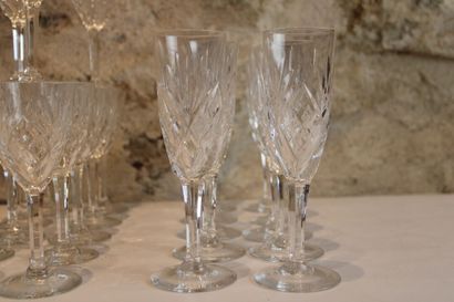 null SAINT LOUIS, partie de service en cristal, modèle Florence comprenant 13 verres...