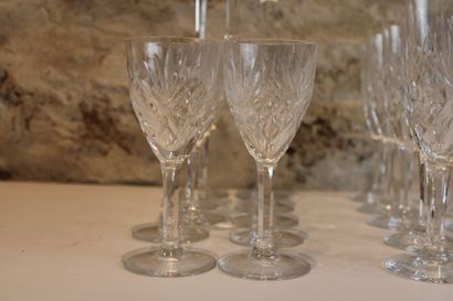 null SAINT LOUIS, partie de service en cristal, modèle Florence comprenant 13 verres...