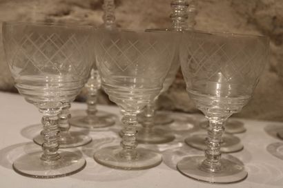 Service de verres Set of 12 engraved crystal wine glasses and 9 champagne glasses....