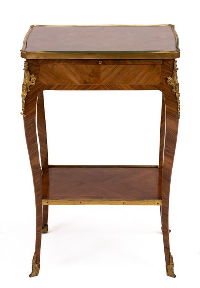  Table d'appoint Louis XV en bois de tulipier et parquet de bois de roi, milieu du... Gazette Drouot