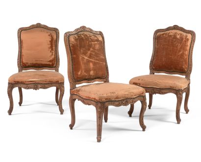  ◊ Suite de trois chaises en bois naturel mouluré et sculpté d'agrafes, cartouches... Gazette Drouot