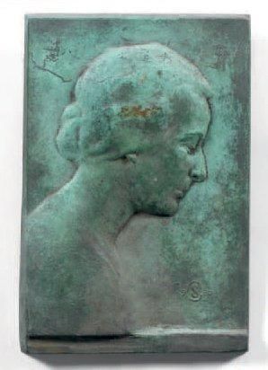 null «Portrait de femme de profil» Plaque en bronze patiné vert. Monogrammée S en...
