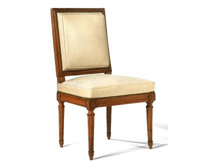  Chaise en bois naturel mouluré (autrefois laqué). Dossier carré, pieds fuselés à... Gazette Drouot