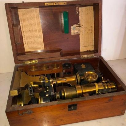 null Microscope en laiton

XIXe siècle

Dans son coffret