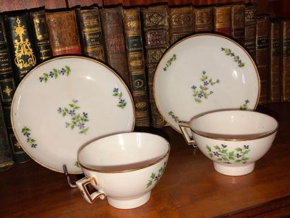 null Deux tasses en porcelaine à décor polychrome au barbeaux (modèles différents)

l'une...