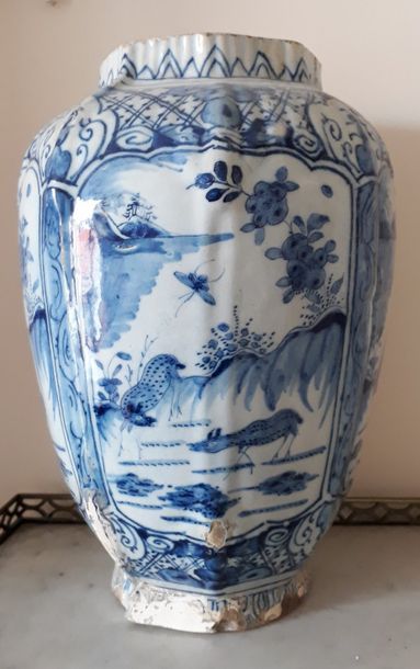 null Delft - Pot en faience à décor en camaieu bleu sinisant