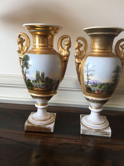 null PARIS - Paire de vases en porcelaine à double décors peints de scènes d'interieur...