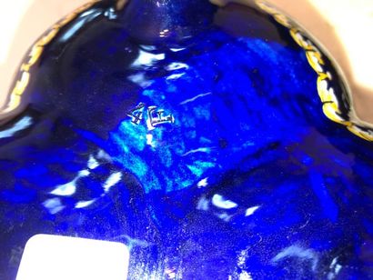 null GIEN - Coupe polylobée en faience à fond bleu et décor polychrome de grotesques

Xxe...