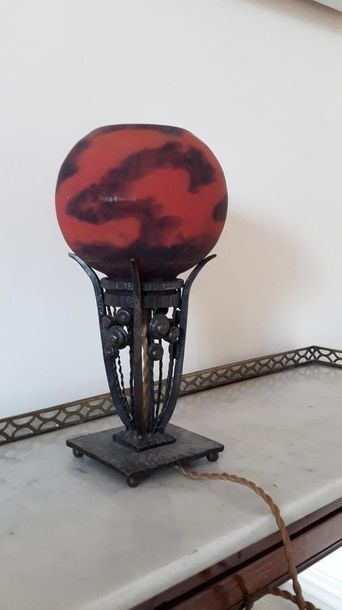 null Robj - Lampe en fer forgé et tulipe en pâte de verre

Style Art Déco

H.: 21,5...