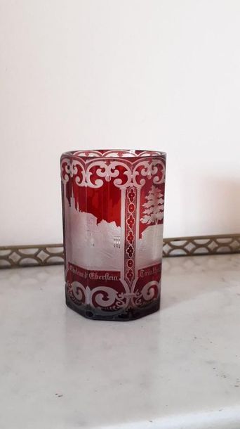 null Verre en cristal de Bohème doublé rouge à décor de chateaux

XIXe siècle

H.:...
