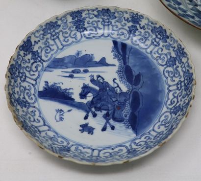 null Plat creux en porcelaine à décor en camaieu bleu de chasseurs, signé

Chine,...