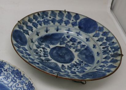 null Assiette creuse en porcelaine à décor végétal en camaieu bleu

Chine, XVIIIe...