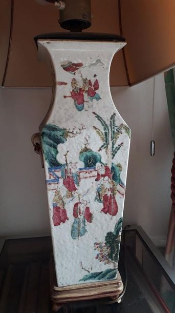 null Potiche en porcelaine à décor polychrome de personnages

Xxe siècle

Chine,...