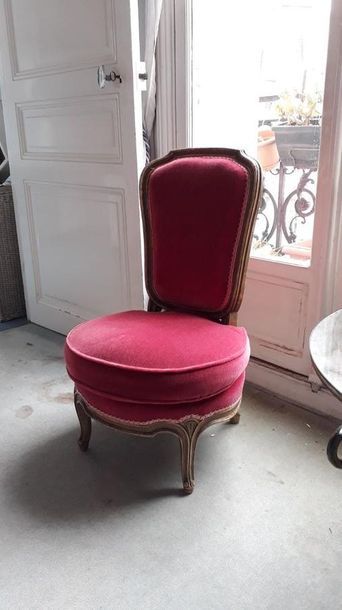 null Chauffeuse en bois laqué crème, garnie de velours rose

Style Louis XV, moderne

H.:...