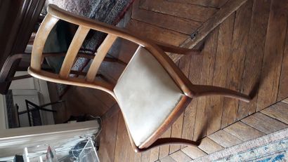 null Six chaises en bois blond, galette de tissu beige

Style Louis Philippe, moderne

Ce...