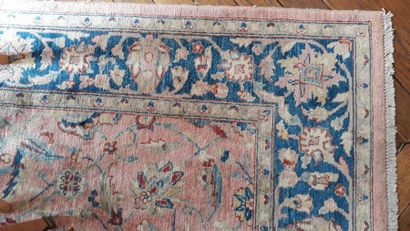 null Tapis dans le gout persan à fond rose et bordure bleue

203 x 280 (usures)