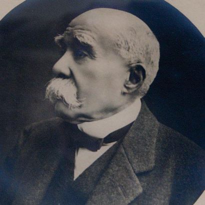 Georges CLEMENCEAU [1841-1929] Homme d'État. Beau portrait photographique avec encadrement...