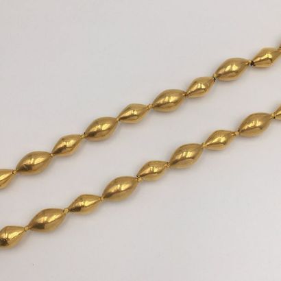 null SAUTOIR composé de perles recouvertes d’or jaune (750 millièmes), de forme navette....