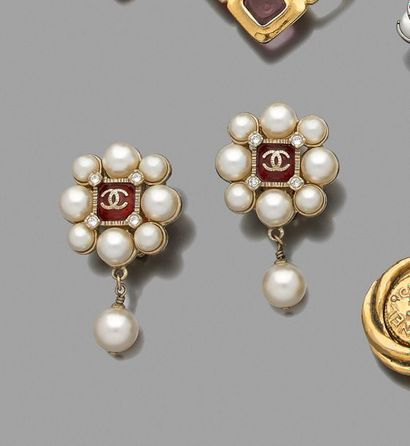 null CHANEL

PAIRE de PENDANTS d’OREILLES « fleur » en métal argenté centré de pâte...