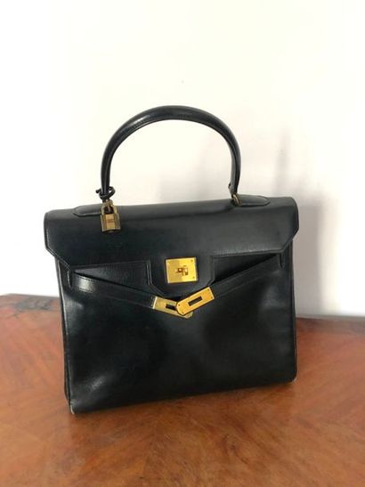 null HERMES, Paris

Sac "Monaco" en cuir box noir, 30cm, attache et fermoir plaqué...