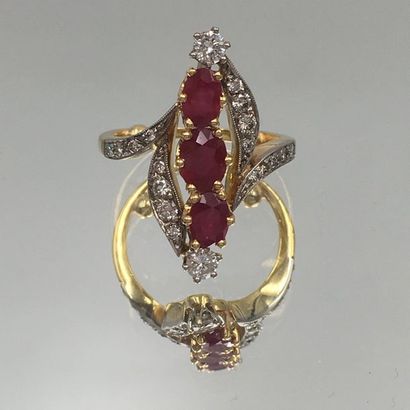 null BAGUE « marquise » en or jaune (750 millièmes) serti de trois rubis ovales,...