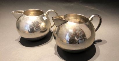 null PAIRE de CARAFES « boule » en argent (min. 800 millièmes) Légers chocs. Travail...