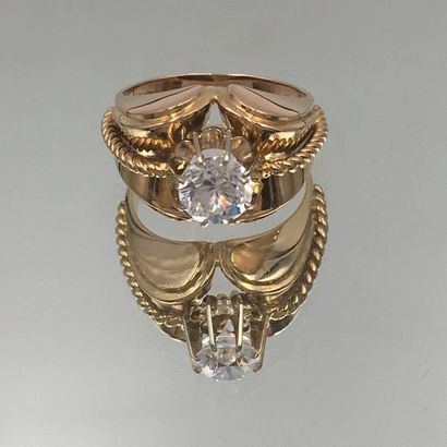 null BAGUE en or rose (750 millièmes) bombé et torsadé, serti d’une pierre blanche....