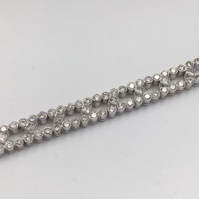 null BRACELET en or gris (750 millièmes) ajouré, serti d’un alignement de diamants...