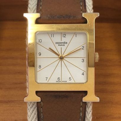 null HERMES

BRACELET MONTRE « Heure H » carrée en acier et métal doré. Cadran blanc...