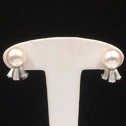 null Paire de CLIPS D’OREILLES en or gris (750 millièmes) orné chacun d’une perle...