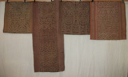 null Réunion de quatre Sarong, Indonésie, Bornéo, façonné ikat, fond noir ou brun,...