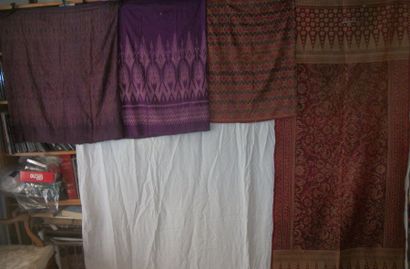 null Réunion de sarong et jupes dans des taffetas ikat, Indonésie, Java, fond rouge,...